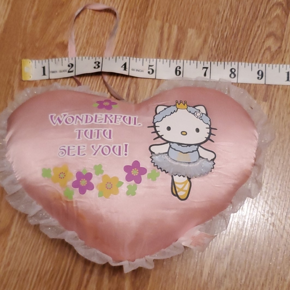 1976,2002 hello kitty